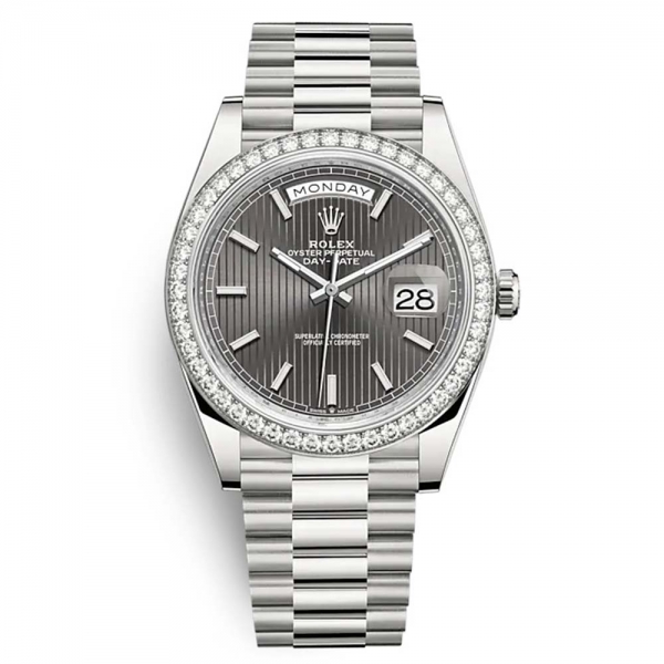Montres Rolex Homme Day-Date Classic Oyster 40 mm en or blanc et diamants-gris