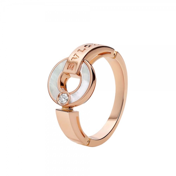 다이아몬드와 마더 오브 펄이 세팅된 로즈 골드 불가리 불가리 링