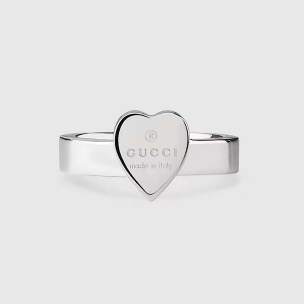 Anello Gucci da donna con marchio e ciondolo a cuore