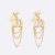 Pendientes Dior Tribales para mujer, de metal con acabado dorado y perlas de resina blanca.